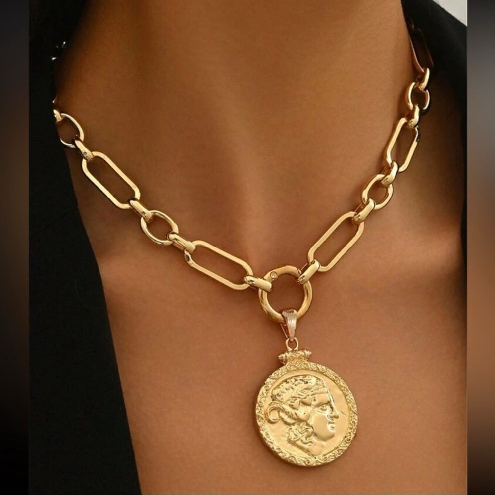 💝 Gold Chain Necklace with Medallion 🛍️